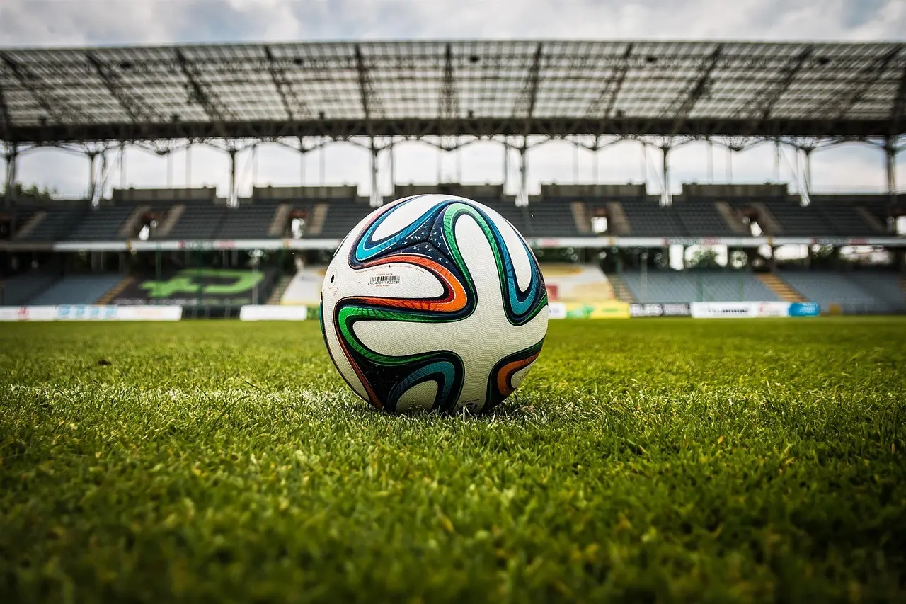 Fodbold på græs i stadion