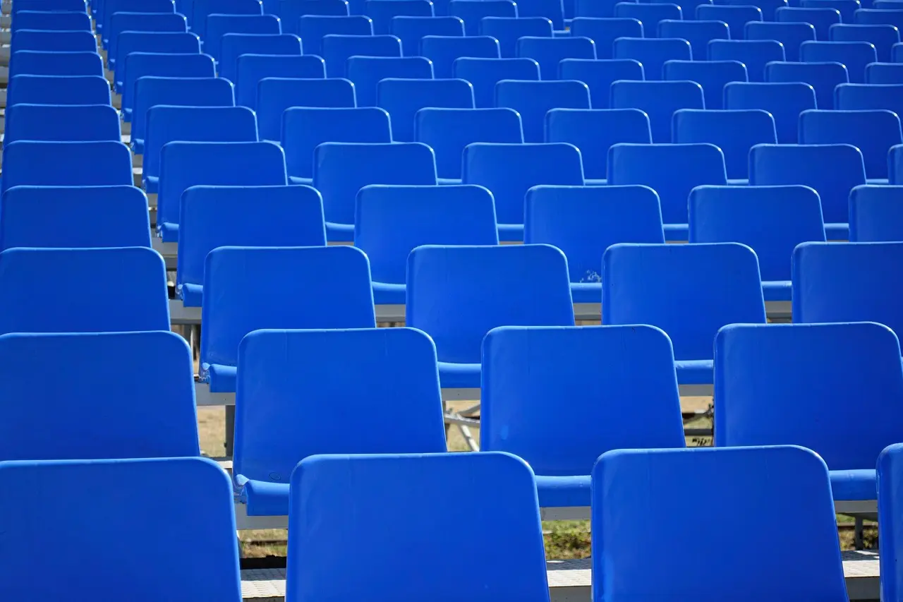 Tomme blå stadionstole
